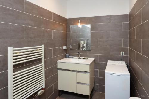 une salle de bain avec un lavabo et des toilettes dans l'établissement Cèl Ethéré by Rahault, à Carcassonne