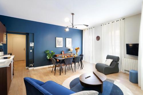 un salon avec un mur d'accent bleu dans l'établissement Cèl Ethéré by Rahault, à Carcassonne