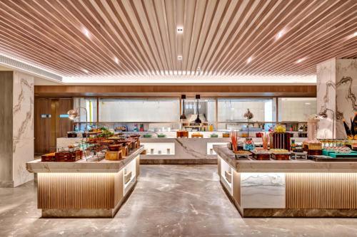 une grande cuisine avec beaucoup de nourriture sur les comptoirs dans l'établissement Hilton Garden Inn Jabalpur, à Jabalpur