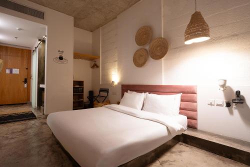 a bedroom with a large white bed in a room at Dara Al Yammamah Hotel - Formerly Nuzl Shada in Jeddah