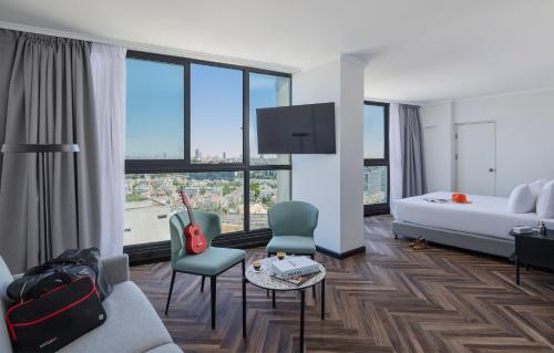 Postel nebo postele na pokoji v ubytování Brown Jerusalem Hotel & Convention Center