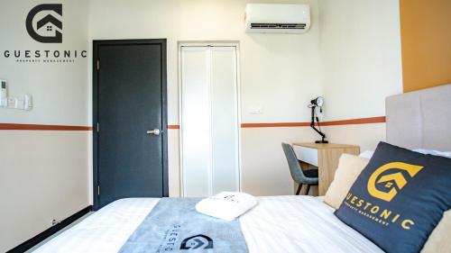Postel nebo postele na pokoji v ubytování NeuSuite Cozy Studio by GUESTONIC