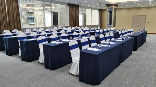 a row of tables and chairs in a room at Holiday Inn Express Chengdu Tianfu Square by IHG - Chunxi Road and Kuanzhai Alley in Chengdu