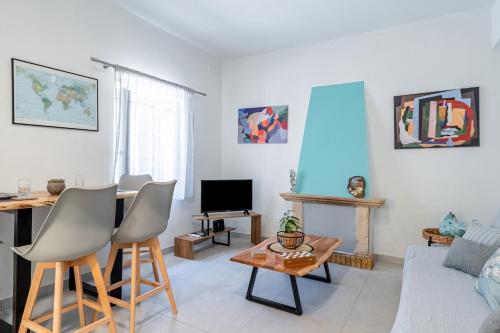 a living room with a couch and a table at Casa Di Babis in Gaios