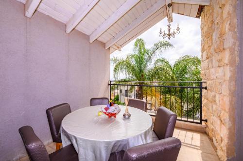a dining room with a white table and chairs at הזהר הצפוני in Rosh Pinna