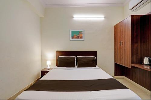 Ένα ή περισσότερα κρεβάτια σε δωμάτιο στο Hotel O Shiridi Residency