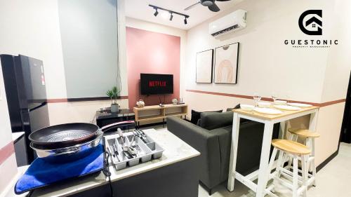 TV a/nebo společenská místnost v ubytování NeuSuite Cozy Studio by GUESTONIC