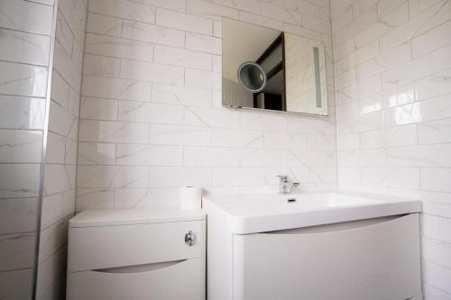 Ένα μπάνιο στο 3 Beds D'luxe Home In Gillingham Kent