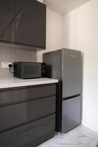 Η κουζίνα ή μικρή κουζίνα στο 3 Beds D'luxe Home In Gillingham Kent