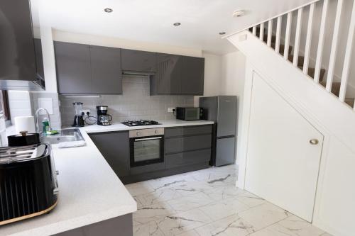 Η κουζίνα ή μικρή κουζίνα στο 3 Beds D'luxe Home In Gillingham Kent