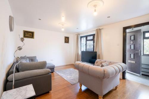 Χώρος καθιστικού στο 3 Beds D'luxe Home In Gillingham Kent