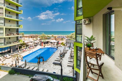 Swimmingpoolen hos eller tæt på Divin Apartments Beach Resort