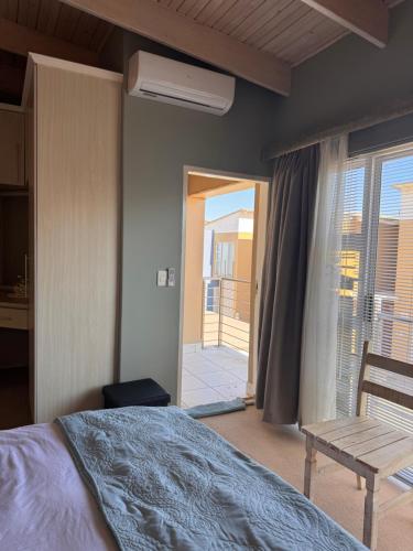 una camera da letto con un letto e vista su un balcone di Waterfront D8 Unit a Swakopmund