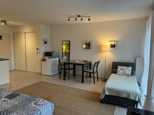 une chambre avec un lit et une cuisine avec une table dans l'établissement Grand studio Manosque face lycée international et hôpital, Cadarache-Iter, à Manosque