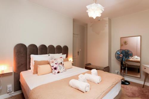 a bedroom with a large bed with towels on it at Tèrra d'Automne by Rahault ConciergerieDameCarcas in Carcassonne