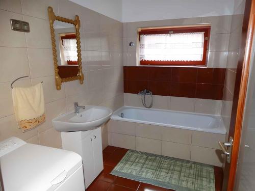 A bathroom at Holiday home in Balatonfenyves 18431