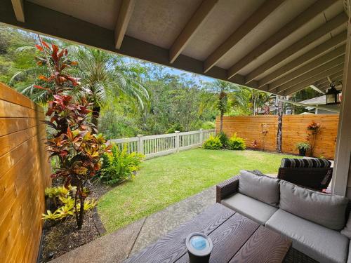 Сад в Tropical Streamside Central Oahu Home