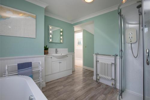 埃克斯茅斯Lark Rise的浴室配有淋浴和洗手池