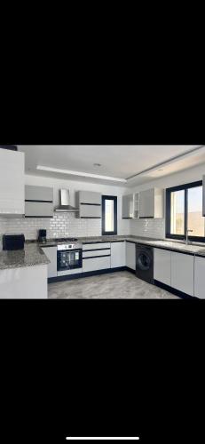 Villa SOFIANE में रसोई है
