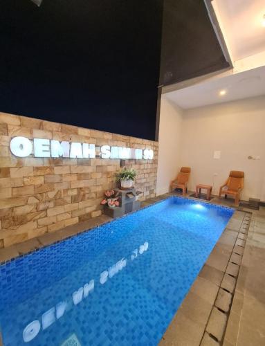 a large swimming pool in a hotel room at Oemah Sawah99 in Batu