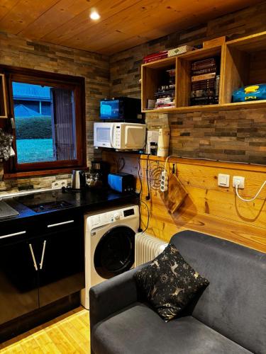 une cuisine avec une cuisinière et une machine à laver dans l'établissement SebRem, à Megève