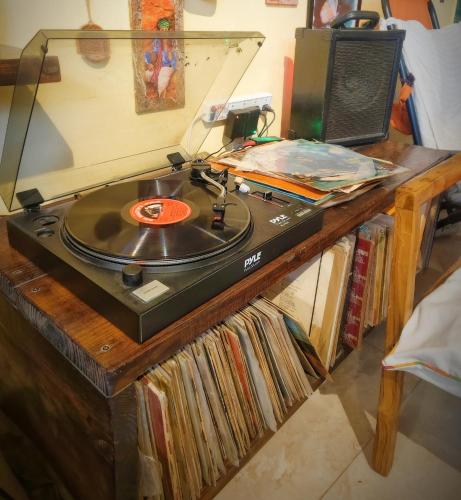 a record player sitting on top of a table at Devi music ashram in Rishīkesh