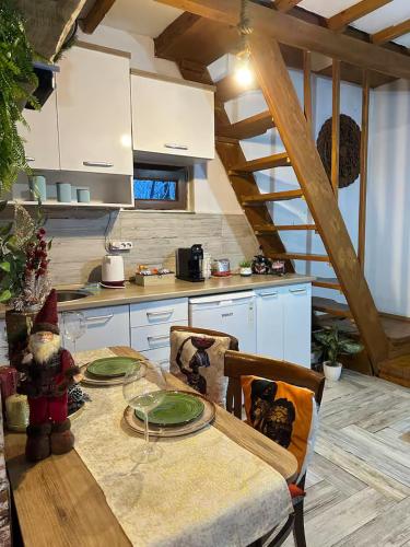 eine Küche mit einem Tisch mit Tellern darauf in der Unterkunft Cece's home in Mavrovo-Nationalpark