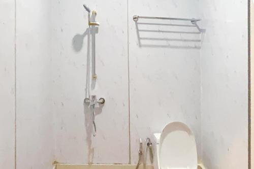 Bilik mandi di RedDoorz Plus at Pasar Bengkong Centre Batam