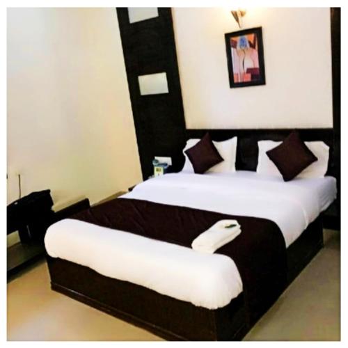 Cama o camas de una habitación en Hotel Lake Palace Ahmedabad