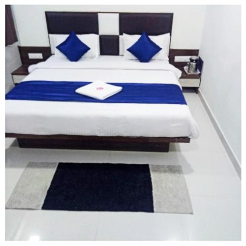 Cama o camas de una habitación en Hotel Lake Palace Ahmedabad