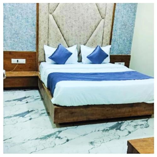 Cama o camas de una habitación en Hotel Lake Palace Ahmedabad
