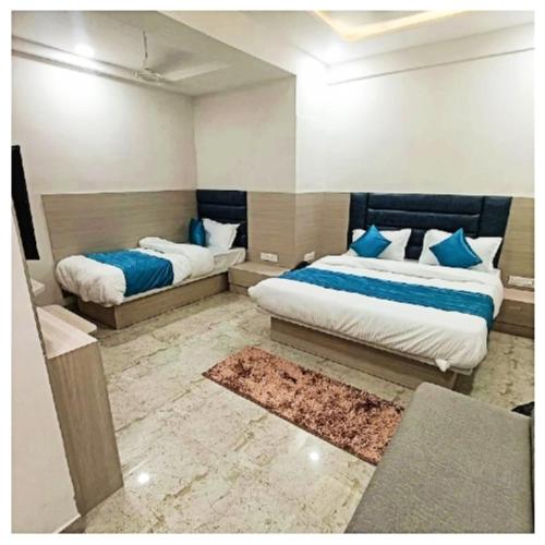 Cama o camas de una habitación en Hotel Lake Palace Ahmedabad