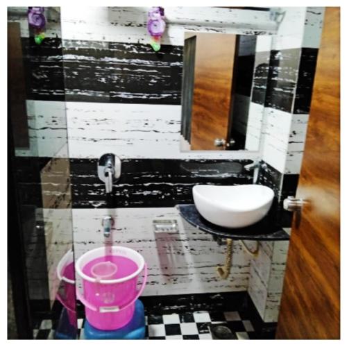 Un baño de Hotel Lake Palace Ahmedabad