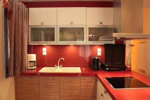 Dapur atau dapur kecil di Luxury city home with sea views