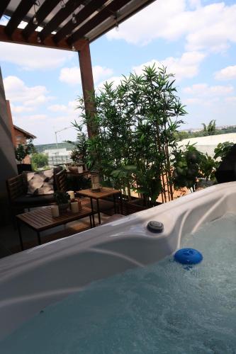 une baignoire avec un frisbee bleu dedans dans l'établissement Pop Hill Residence & SPA, à Sremska Kamenica