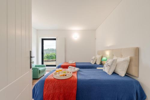 HostWise - Quiet & Modern Villa with Pool & Riverにあるベッド