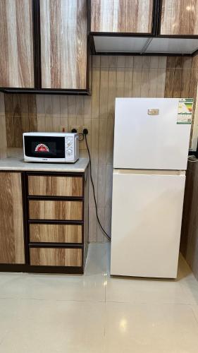 アル・フフーフにあるCode 115の電子レンジ、冷蔵庫、カウンター
