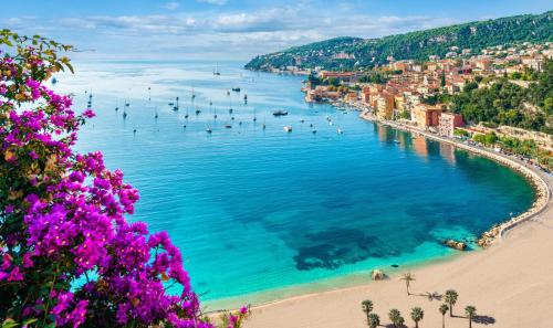 a view of a beach with people in the water at Villa Blanc Fayence in Tourrettes