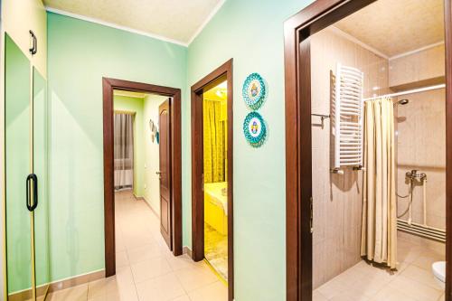un bagno con cabina doccia e cabina doccia di PRAMİDA Apartment a Baku