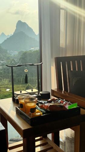 a table with a view of a mountain in a room at 阳朔归云檀邸民宿 in Yangshuo