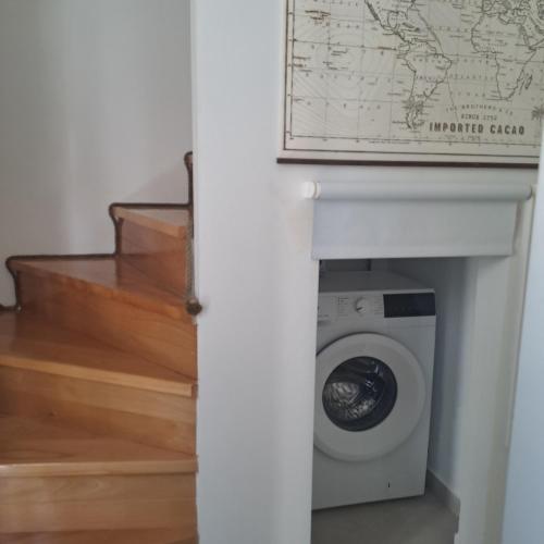 ヴィスにあるVentulaの階段のある部屋にある白い洗濯機と乾燥機