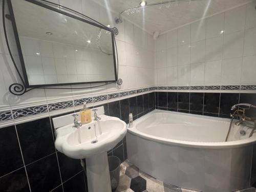 ein Badezimmer mit Badewanne und Waschbecken in der Unterkunft Modern Nest in Nelson