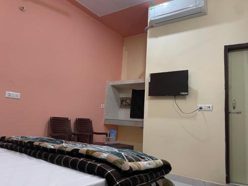 TV a/nebo společenská místnost v ubytování Hotel Royal Residency