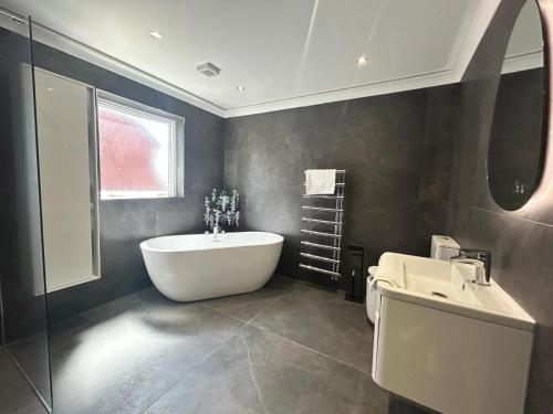 Koupelna v ubytování Stanley House - Luxury 6 Bed, Free Parking