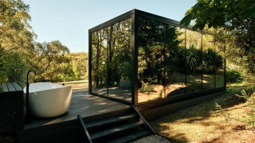 Un jardín fuera de Mirror Home Yarra Valley