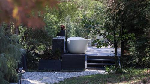 Un jardín fuera de Mirror Home Yarra Valley