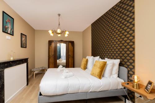 une chambre avec un lit et une cheminée dans l'établissement Lueur des Années Dorées, à Carcassonne