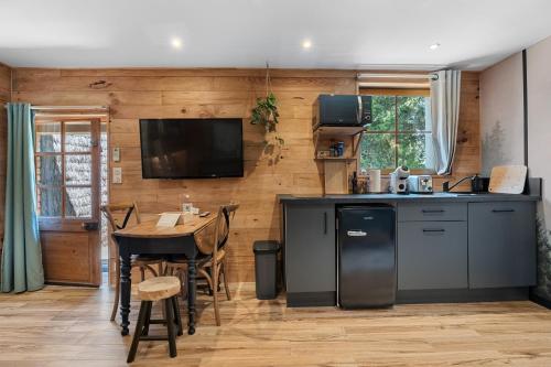 Il comprend une cuisine avec une table et une télévision murale. dans l'établissement Essencia, à Toulon