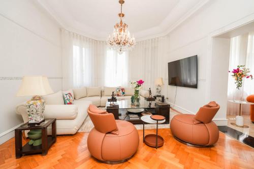 a living room with a couch and two chairs at La Résidence in Rabat