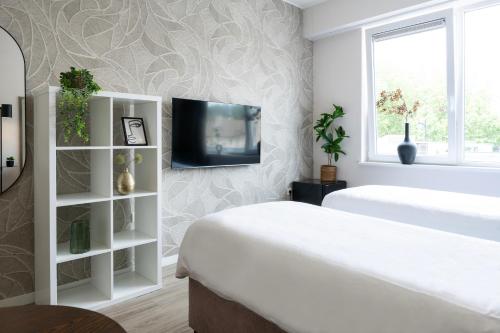 Televisyen dan/atau pusat hiburan di Fast Wifi, Kitchen Access Suite Maison Lux